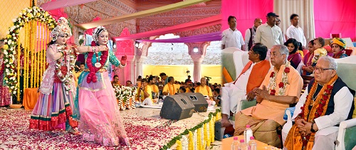 The Governor offered prayers at Govind Dev Ji temple and wished for the prosperity of the people of the state.